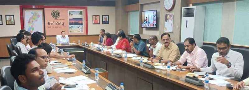 रायपुर : मुख्य सचिव ने कलेक्टरो और संभागायुक्तों की वीडियो कॉन्फ्रेंसिंग से ली बैठक