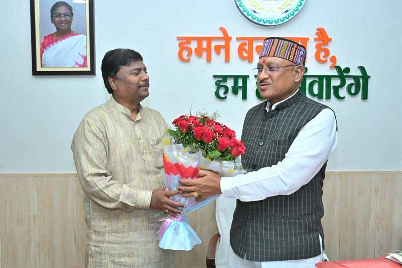 रायपुर : मुख्यमंत्री से वनमंत्री केदार कश्यप ने की सौजन्य मुलाकात