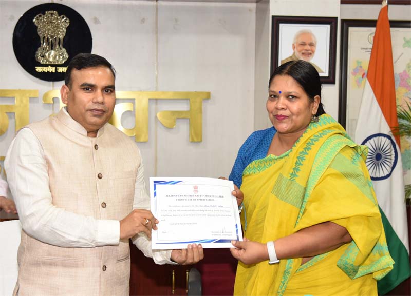 रायपुर : अतिविशिष्ट व्यक्तियों के आगमन पर उत्कृष्ट सेवा कार्य के लिए राजभवन के अधिकारियों-कर्मचारियों का सम्मान