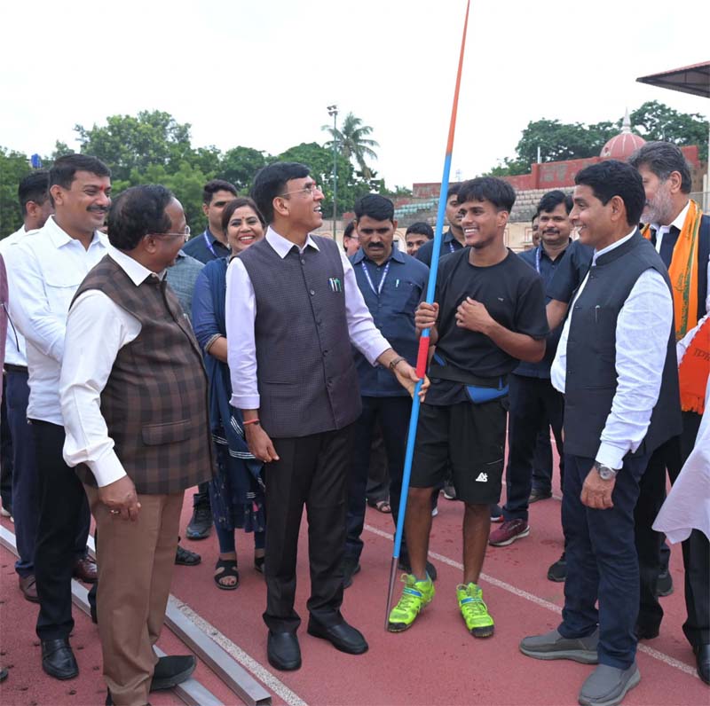 रायपुर : केंद्रीय खेल मंत्री जैवलिन थ्रो खिलाड़ी के प्रतिभा के हुए कायल