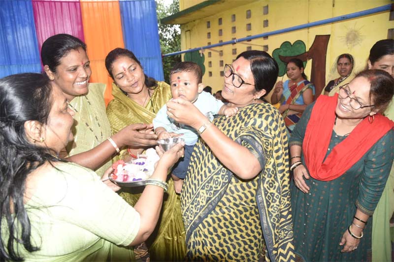 रायपुर : केंद्रीय राज्य मंत्री सावित्री ठाकुर सरगुजा दौरे पर आंगनबाड़ी केंद्रों और सखी वन स्टॉप सेंटर का किया निरीक्षण