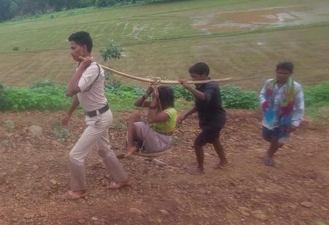 रायपुर : पुलिस के जवान ने पेश की मानवता की मिसाल : प्रसव पीड़ा के दर्द से तड़पती महिला को कांवर से उठाकर पहुंचाया अस्पताल