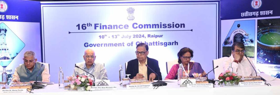 रायपुर : केंद्रीय वित्त आयोग के दल ने उद्योग और वाणिज्य संगठनों के प्रतिनिधियों के साथ की चर्चा
