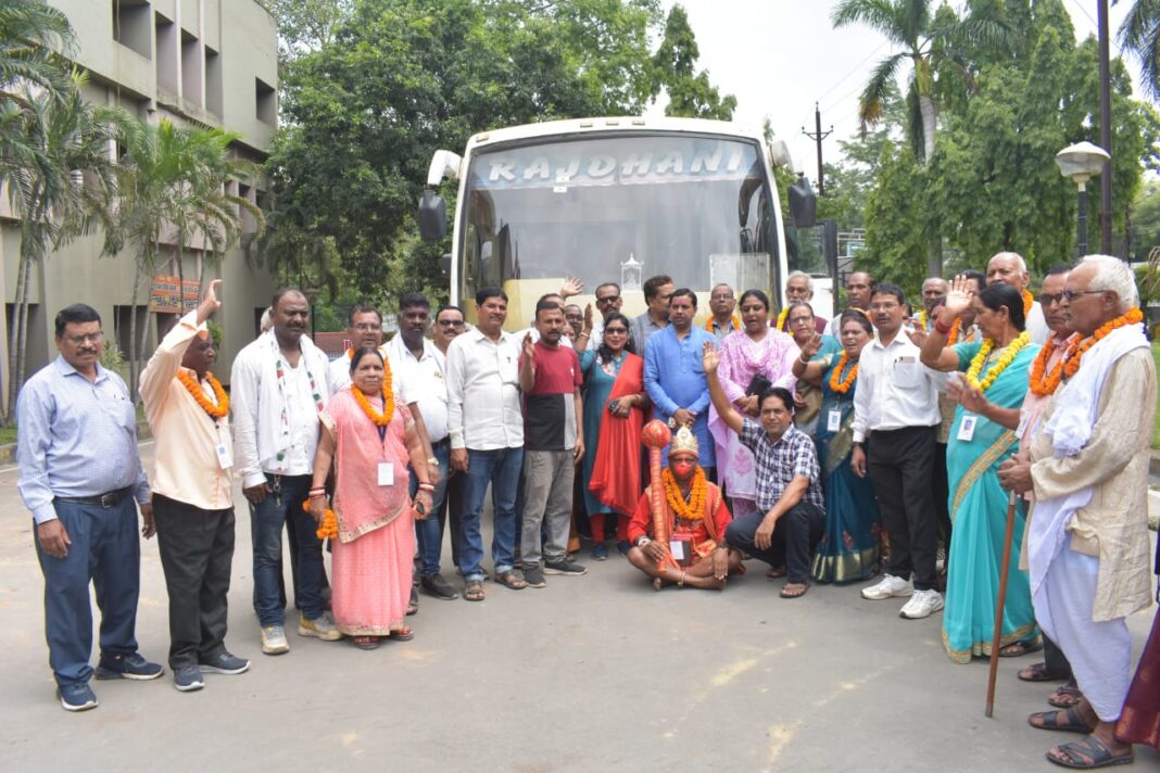 KORBA : श्री रामलला दर्शन योजना : निगम ने जनप्रतिनिधियों ने तीर्थ यात्रियों की बस को अयोध्याधाम के लिए किया रवाना