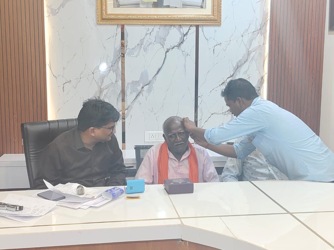 रायपुर : सीएम कैंप कार्यालय बगिया से महादेव को मिला श्रवण यंत्र, खुश होकर बुजुर्ग ने कहा अब वह हर रविवार सुनेगा “मन की बात”, मुख्यमंत्री विष्णुदेव साय का जताया आभार…