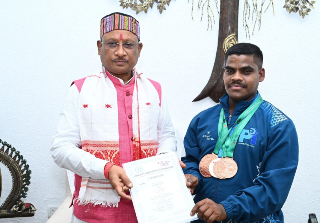 रायपुर : मुख्यमंत्री साय से एशियन मेन्स इक्विप्ड पावरलिफ्टिंग चैंपियनशिप के पदक विजेता खिलाड़ी जे. भागवत राव ने की सौजन्य मुलाकात…