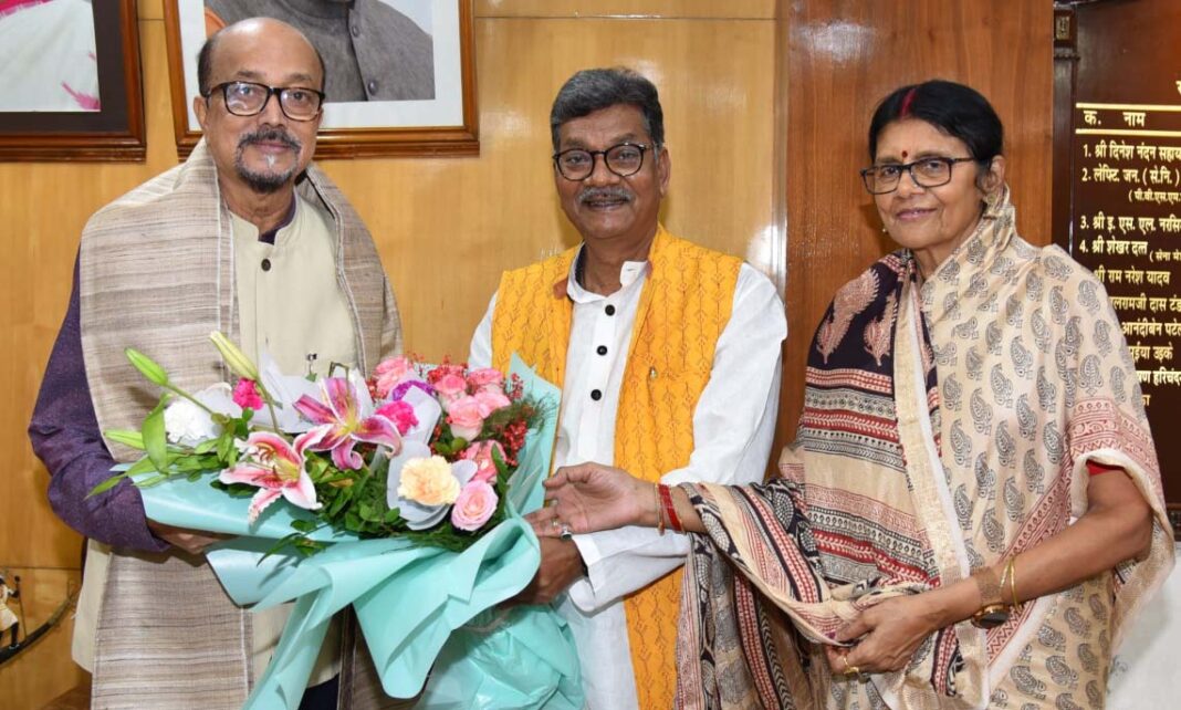 रायपुर : राज्यपाल रमेन डेका से विधानसभा नेता प्रतिपक्ष चरण दास महंत ने सौजन्य भेंट की