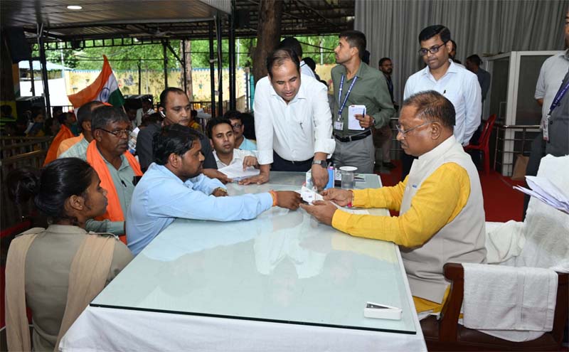 रायपुर : रिमझिम बारिश के बीच जनदर्शन में बड़ी संख्या में पहुंचे आमजन