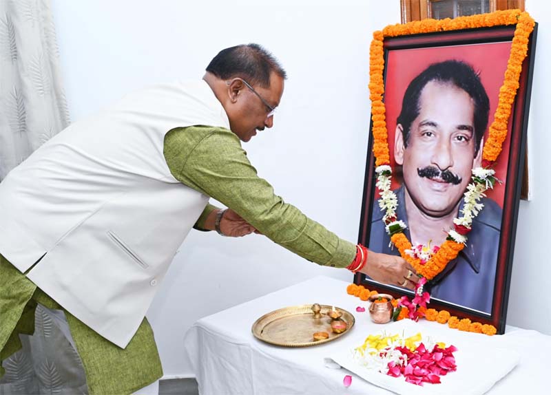 रायपुर : मुख्यमंत्री विष्णु देव साय ने पूर्व केन्द्रीय मंत्री स्वर्गीय दिलीप सिंह जूदेव की पुण्यतिथि पर उन्हें नमन किया
