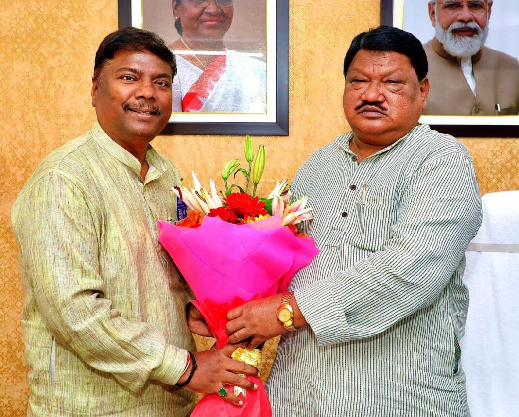 रायपुर : केंद्रीय मंत्री जुएल उरांव से वनमंत्री केदार कश्यप ने की सौजन्य भेंट