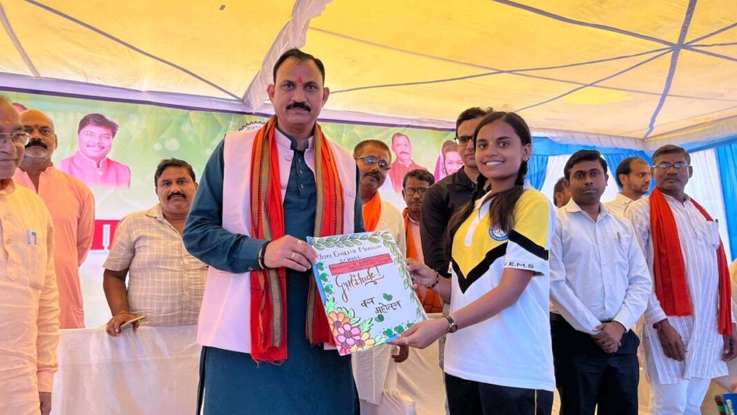 छत्तीसगढ़: कैबिनेट मंत्री श्याम बिहारी जायसवाल ने मियावाकी पद्धति से किया वन महोत्सव का शुभारंभ