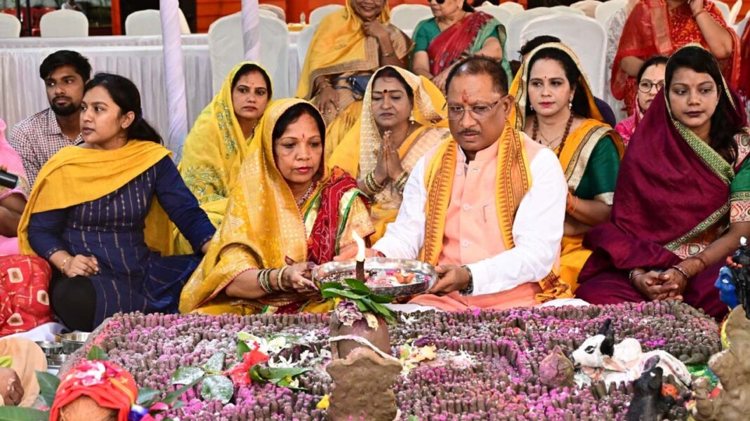 रायपुर : पवित्र सावन मास के अवसर पर मुख्यमंत्री विष्णु देव साय ने मुख्यमंत्री निवास में सपरिवार किया शिव रूद्रामहाभिषेक