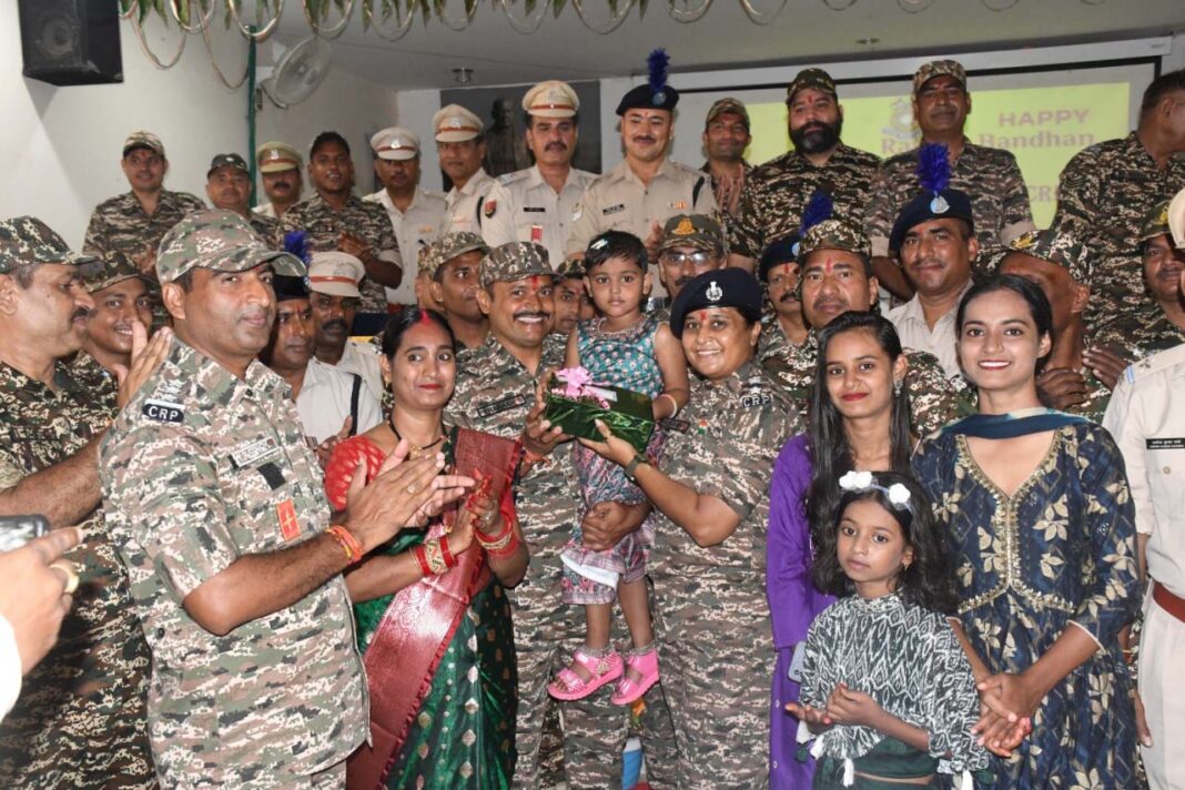 रायपुर : बीजापुर में बहनों ने रक्षाबंधन पर सुरक्षाबलों को बांधी राखी, भावुक हुए जवान