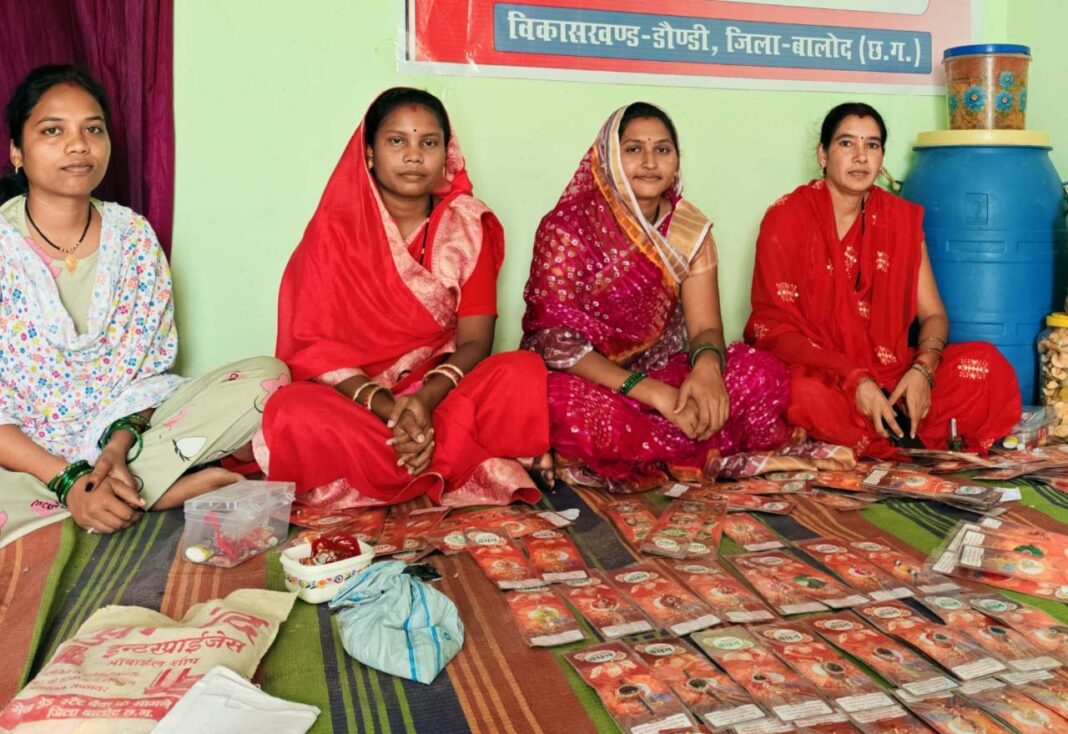रायपुर : महिलाओं ने मुख्यमंत्री विष्णु देव साय के लिए बनाई विशेष राखी दिया प्रेम, स्नेह और विश्वास का अनूठा संदेश