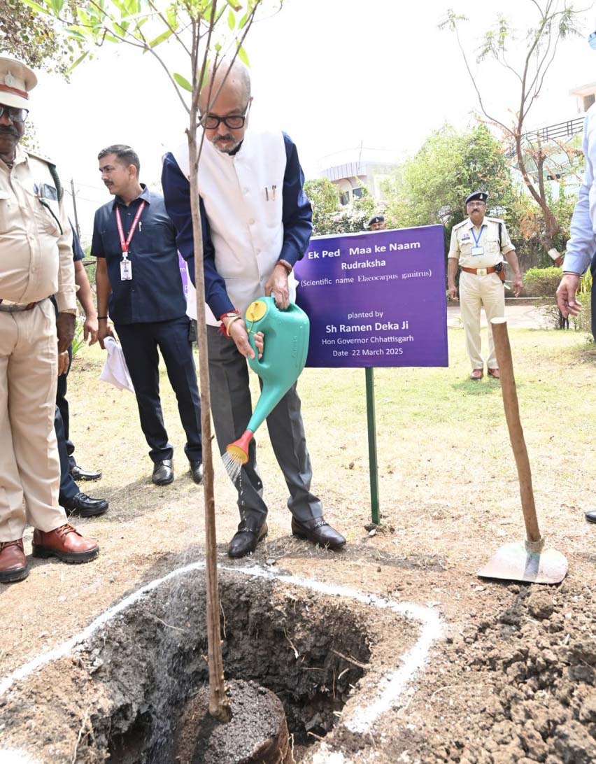 रायपुर : राज्यपाल रमेन डेका ने बेमेतरा कलेक्ट्रेट परिसर में ’एक पेड़ माँ के नाम अभियान‘ अंतर्गत किया पौधारोपण