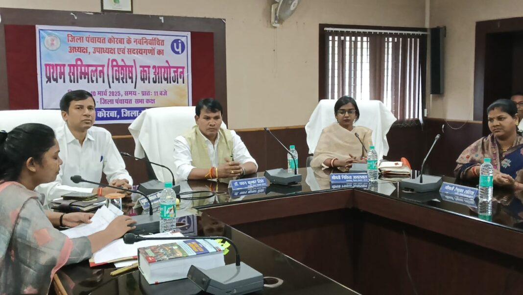 KORBA : सीईओ दिनेश कुमार नाग ने जिला पंचायत कोरबा के नवनिर्वाचित सदस्यों को दिलाई शपथ