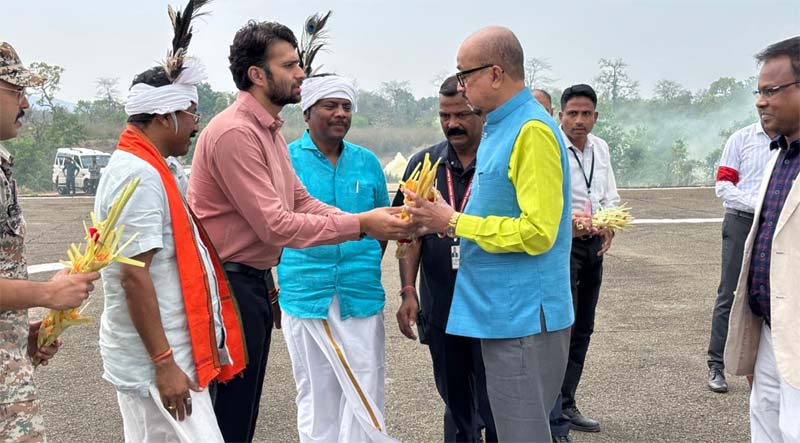 रायपुर : राज्यपाल रमेन डेका का कराली हैलीपेड में आत्मीय स्वागत