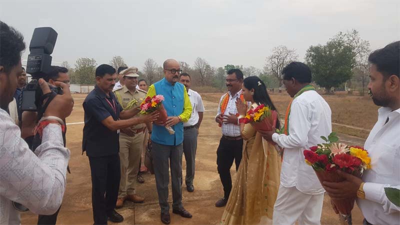 रायपुर : राज्यपाल रमेन डेका पहुंचे हेलिपैड सुकमा