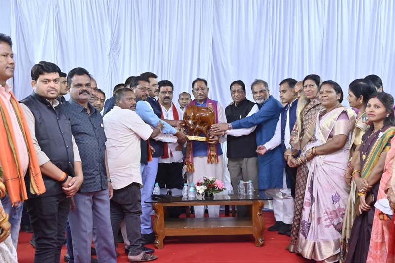 रायपुर : मुख्यमंत्री साय से विभिन्न समाज के प्रतिनिधिमंडल ने की सौजन्य भेंट मांगों और समस्याओं से कराया अवगत