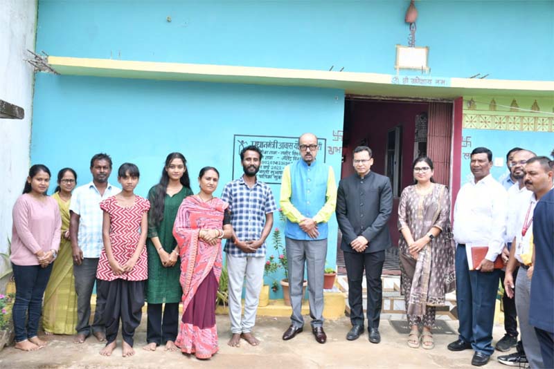 रायपुर : राज्यपाल को पहली बार अपने क्षेत्र में देखकर अभिभूत हुए ग्रामीण