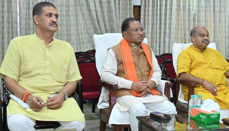 रायपुर : मुख्यमंत्री विष्णु देव साय ने जनप्रतिनिधियों और अधिकारियों के साथ सुनी ‘मन की बात’ की 121वीं कड़ी