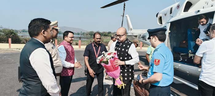 रायपुर : राज्यपाल डेका का संबलपुर पहुंचने पर आत्मीय स्वागत