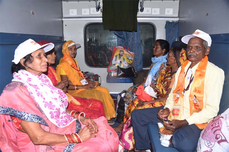 रायपुर : मुख्यमंत्री तीर्थ दर्शन श्रद्धालुओं का पहला जत्था रवाना