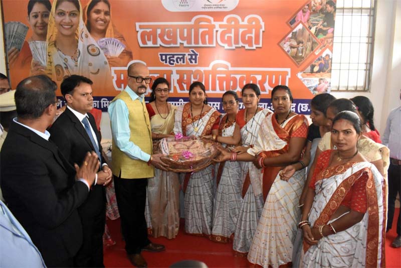 रायपुर : राज्यपाल डेका ने किया दिव्यांगों को इलेक्ट्रिक व्हील चेयर और हितग्राहियों को चेक का वितरण