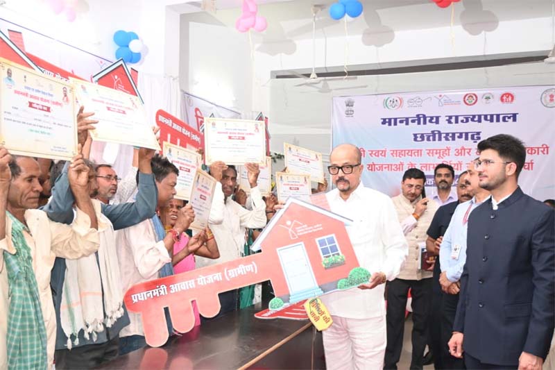 रायपुर : राज्यपाल रमेन डेका ने विभिन्न योजनाओं के हितग्राहियों से की मुलाकात, समूह की महिलाओं क़ो बेहतर कार्य के लिए किया प्रोत्साहित