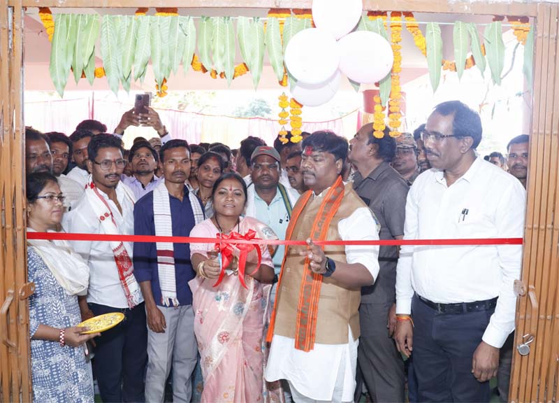 रायपुर : वन मंत्री केदार कश्यप ने बयानार में किया प्राथमिक स्वास्थ्य केन्द्र भवन का लोकार्पण