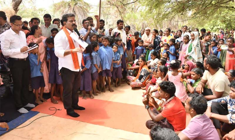 रायपुर : उप मुख्यमंत्री विजय शर्मा ने नक्सल प्रभावित अति संवेदनशील क्षेत्र रायगुड़ेम में पेड़ के नीचे लगाई चौपाल