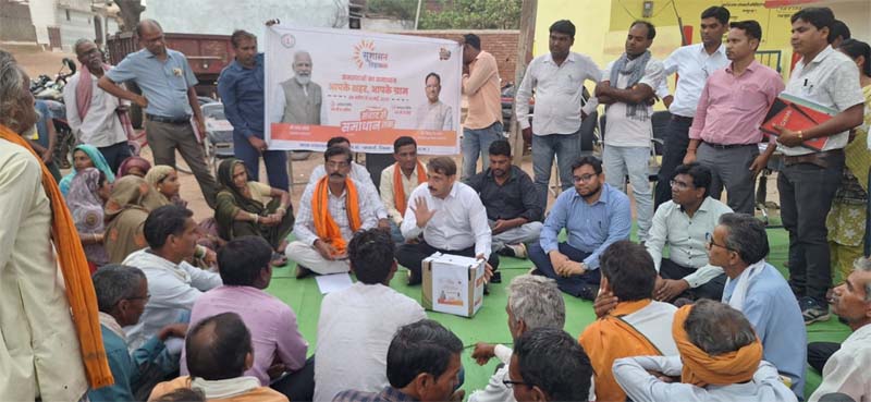 रायपुर : ग्राम गांगपुर में सुशासन तिहार : कलेक्टर ने ग्रामीणों से की सीधी बातचीत, दूसरे दिन गांगपुर में 73 आवेदन प्राप्त मिले