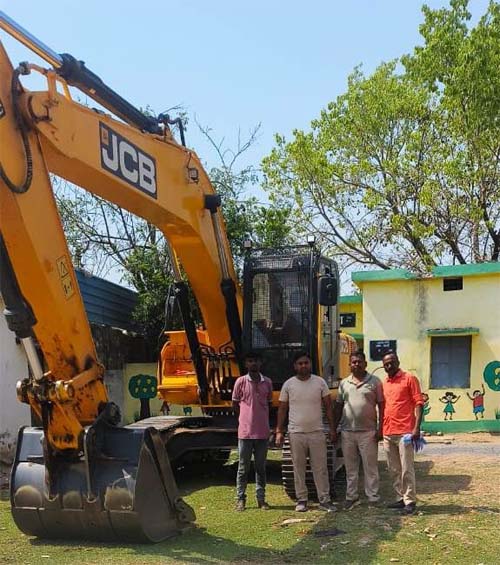 रायपुर : पैरी नदी से अवैध रेत खनन के मामले में जेसीबी जब्त