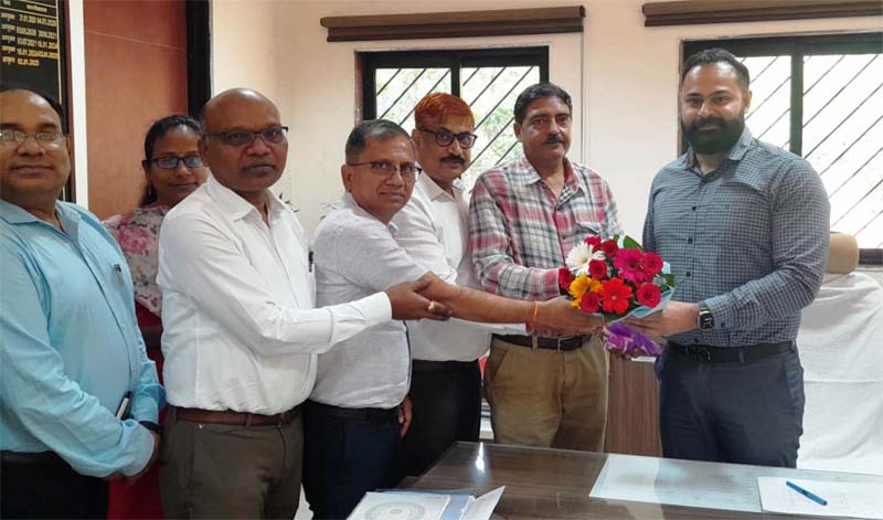 रायपुर : आदिम जाति कल्याण विभाग के नवनियुक्त आयुक्त डॉ.सारांश मित्तर ने संभाला कार्यभार