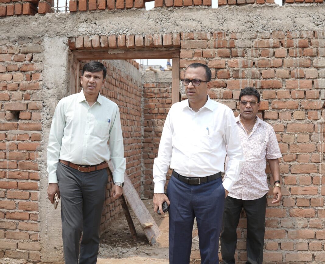 KORBA : कलेक्टर ने लखनपुर व नगोई बछोरा में शासकीय योजनाओं के जमीनी स्तर पर क्रियान्वयन स्थिति का किया सघन निरीक्षण