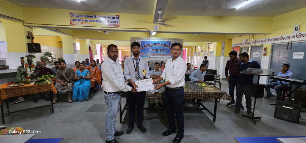 रायपुर : जवाहर नवोदय विद्यालय कुनकुरी के छात्र विक्रांत वर्मा को मिला मानक अवार्ड