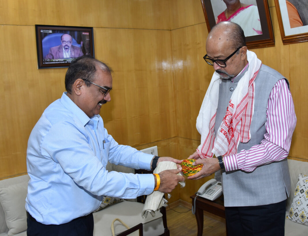 रायपुर : राज्यपाल रमेन डेका से हेमचंद यादव विश्वविद्यालय के कुलपति ने की सौजन्य भेंट