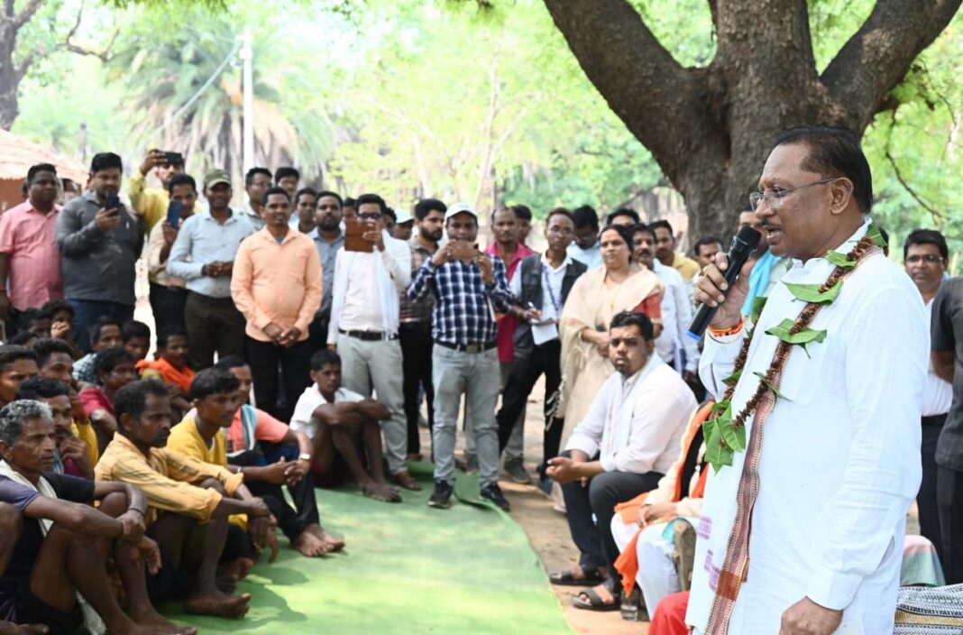 रायपुर : मुख्यमंत्री विष्णु देव साय पहुंचे दंतेवाड़ा जिले के ग्राम मुलेर : छत्तीसगढ़ के अंतिम छोर पर पहुंचा सुशासन तिहार