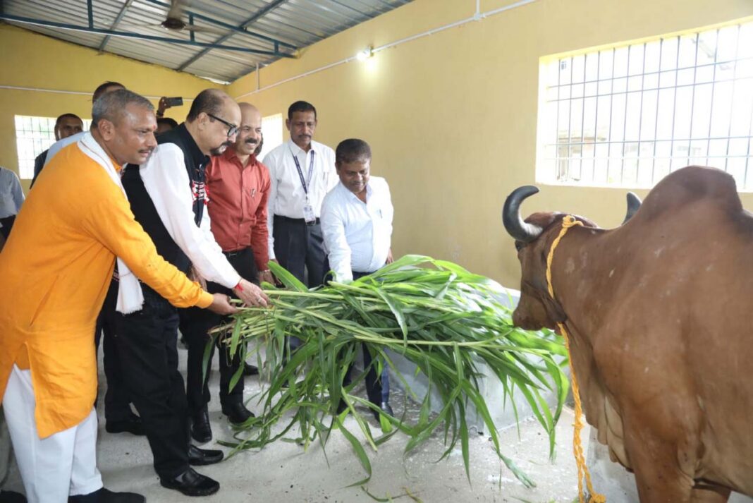 रायपुर : राज्यपाल रमेन डेका ने गौशाला का किया लोकार्पण