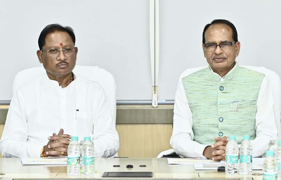रायपुर : अटल डिजिटल सुविधा केंद्रों’ की केंद्रीय मंत्री चौहान ने की सराहना : ग्रामीण अर्थव्यवस्था में डिजिटल सशक्तिकरण की दिशा में बताया क्रांतिकारी कदम