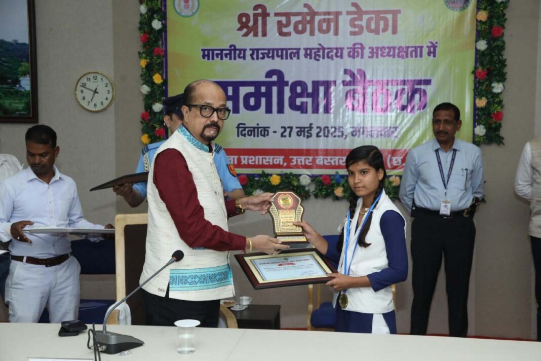 रायपुर : राज्यपाल रमेन डेका जिला कांकेर में संचालित योजनाओं की ली समीक्षा बैठक