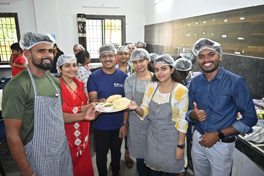 रायपुर : प्रोजेक्ट युवा : युवतियों के साथ-साथ युवक भी ले रहे पाककला में प्रशिक्षण