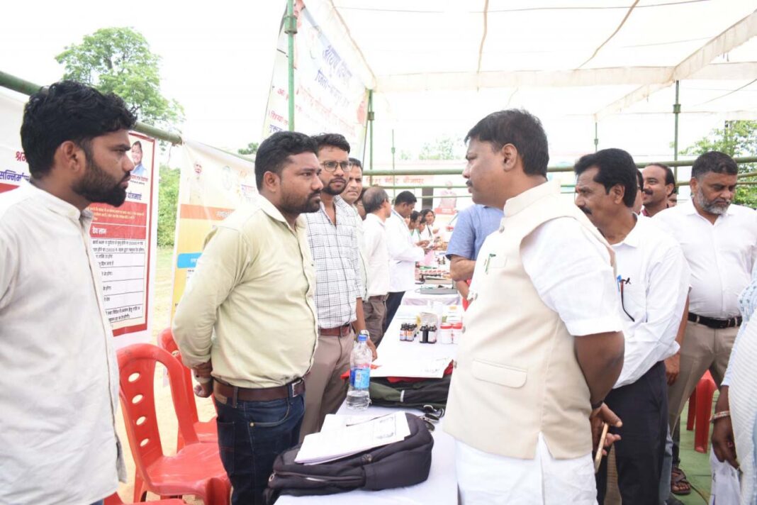 रायपुर : प्रभारी मंत्री केदार कश्यप ने बीजापुुर में आयोजित समाधान शिविर का किया औचक निरीक्षण