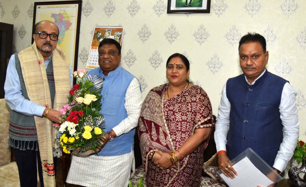 रायपुर : राज्यपाल रमेन डेका से पूर्व नेताप्रतिपक्ष चंदेल एवं हस्त शिल्प विकास बोर्ड की अध्यक्ष राजपूत ने सौजन्य भेंट की
