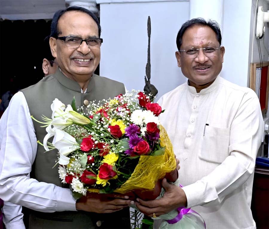 रायपुर : मुख्यमंत्री साय से केंद्रीय मंत्री शिवराज सिंह चौहान ने की सौजन्य मुलाकात