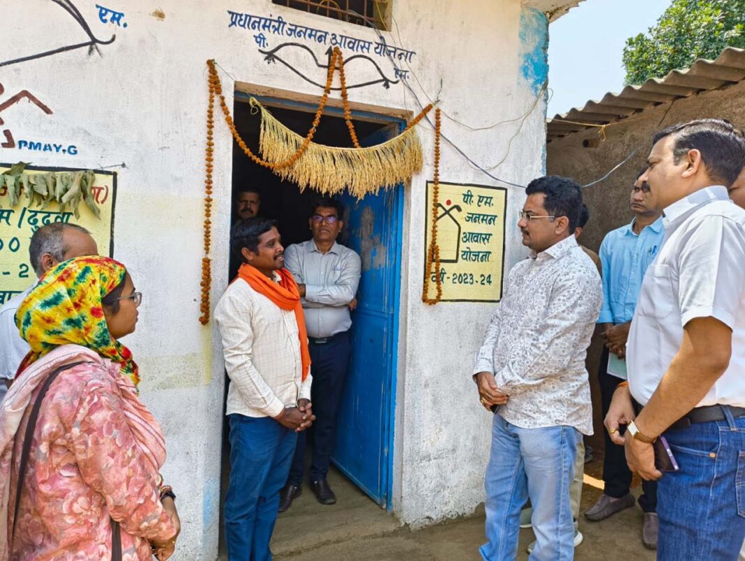 रायपुर : प्रमुख सचिव सोनमणि बोरा ने पीएम जनमन आवासों का किया निरीक्षण, आवश्यक सुधार कार्यों के दिए निर्देश