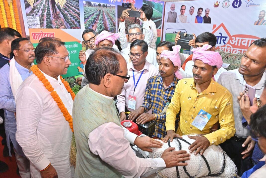 रायपुर : केंद्रीय मंत्री शिवराज सिंह चौहान ने हितग्राहियों से की सीधी बातचीत