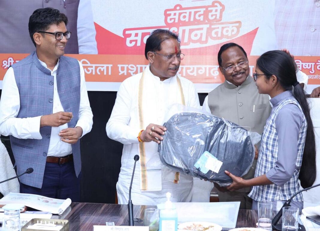 रायपुर : मुख्यमंत्री ने प्रतिभावान विद्यार्थियों को किया सम्मानित