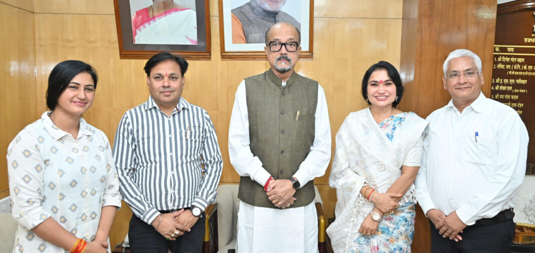 रायपुर : राज्यपाल रमेन डेका से छत्तीसगढ़ राज्य केश शिल्प कल्याण बोर्ड के अध्यक्ष ने सौजन्य भेंट की