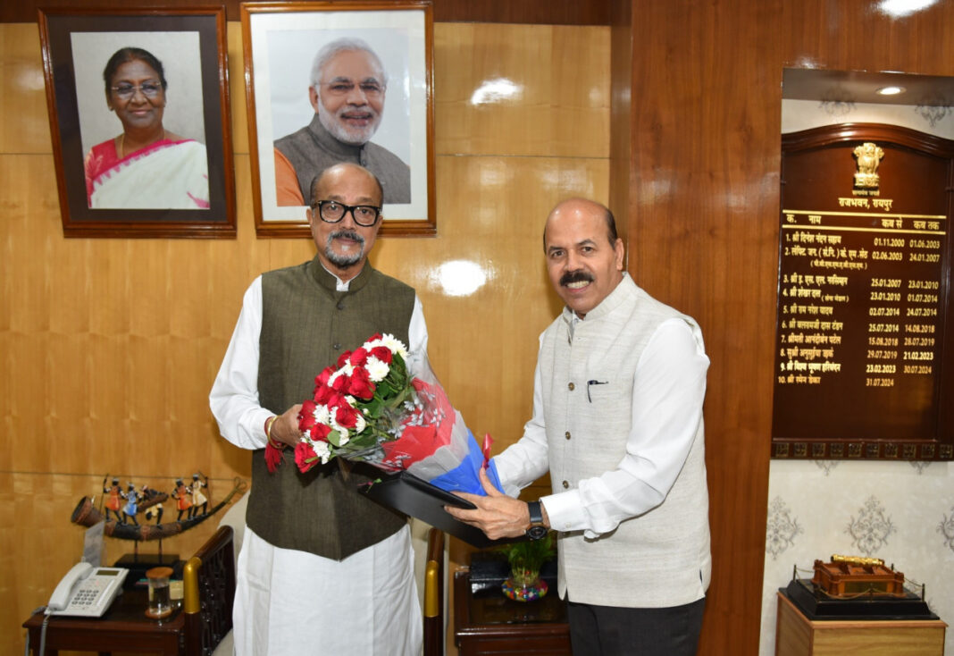 रायपुर : कृषि विश्वविद्यालय के कुलपति डॉ. चंदेल ने राज्यपाल रामेन डेका को दिया आम महोत्सव में आने का न्यौता
